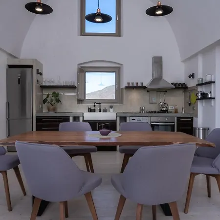 Onnos Estate By Thireon * Foinikia (Santorini)